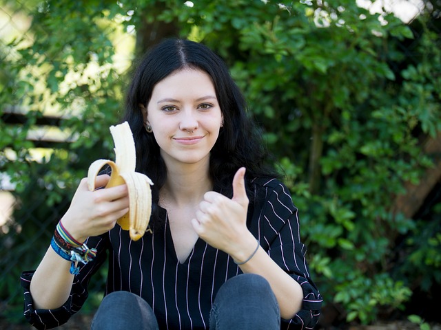 dívka s banánem