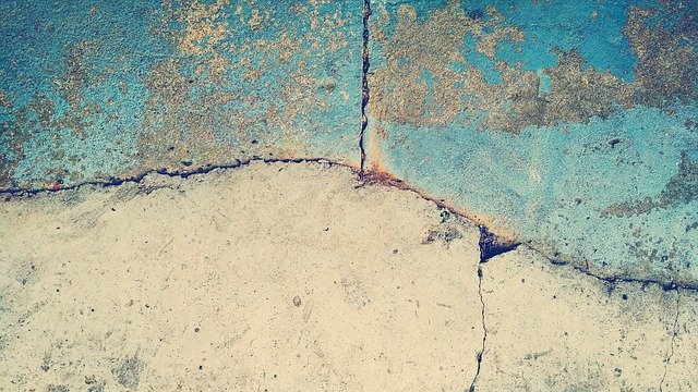 rozpraskaný beton